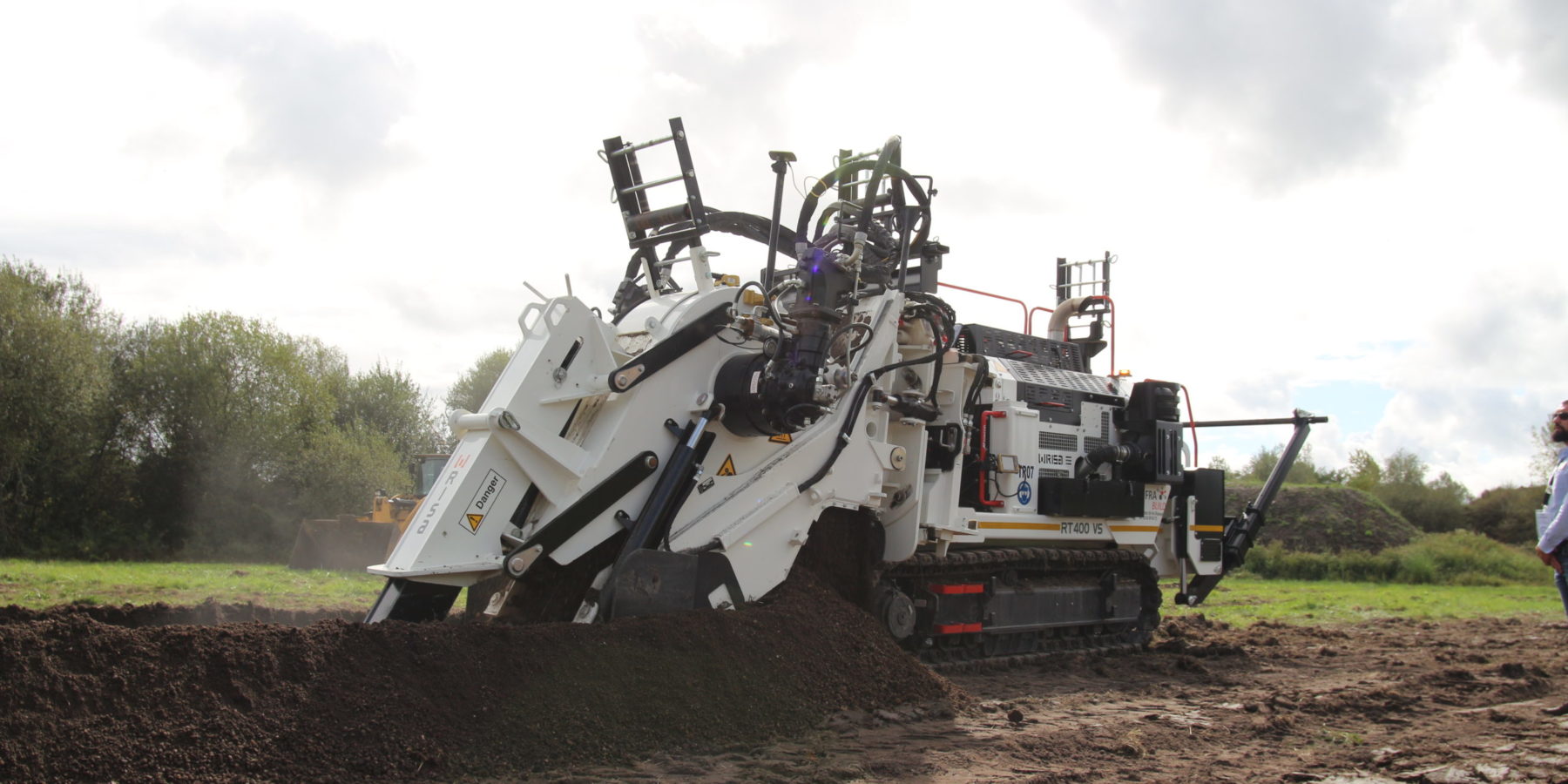 Trancheuse RISA RT400 avec outil à flèche coulissante, spécialisée dans la pose de réseaux souterrains fibre, électricité, gaz et eau.